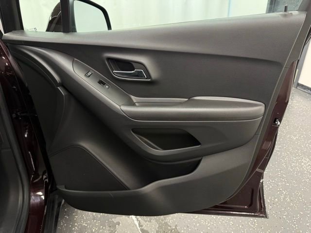 Used 2020 Chevrolet Trax LT w/ LT Convenience Package image 8