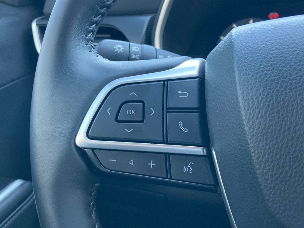 Used 2025 Toyota Highlander XSE AWD/4WD image 16