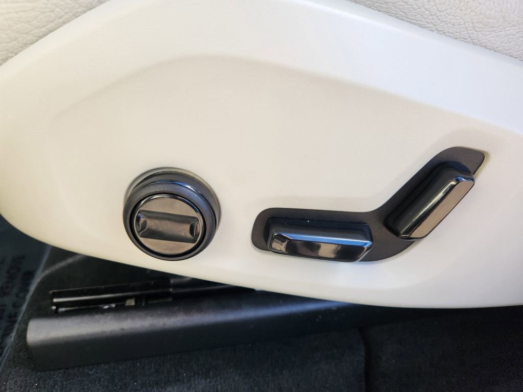 Used 2022 Volvo XC60 B5 Momentum AWD/4WD image 13