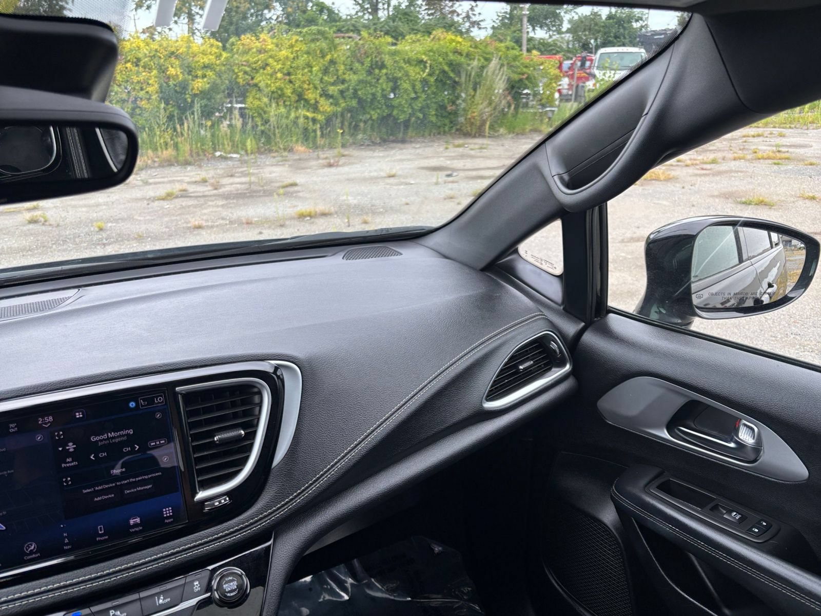 Used 2025 Chrysler Pacifica Limited FWD image 36