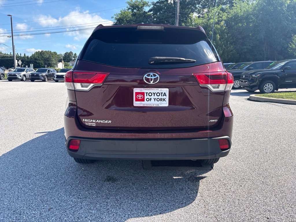 Used 2019 Toyota Highlander LE AWD/4WD image 4