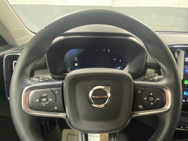 Used 2025 Volvo XC40 B5 Plus image 15