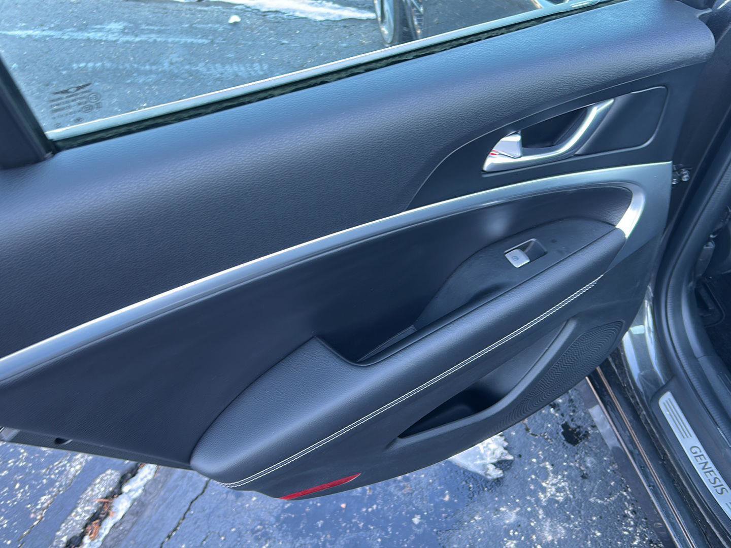 Used 2025 Genesis G70 2.5T image 12