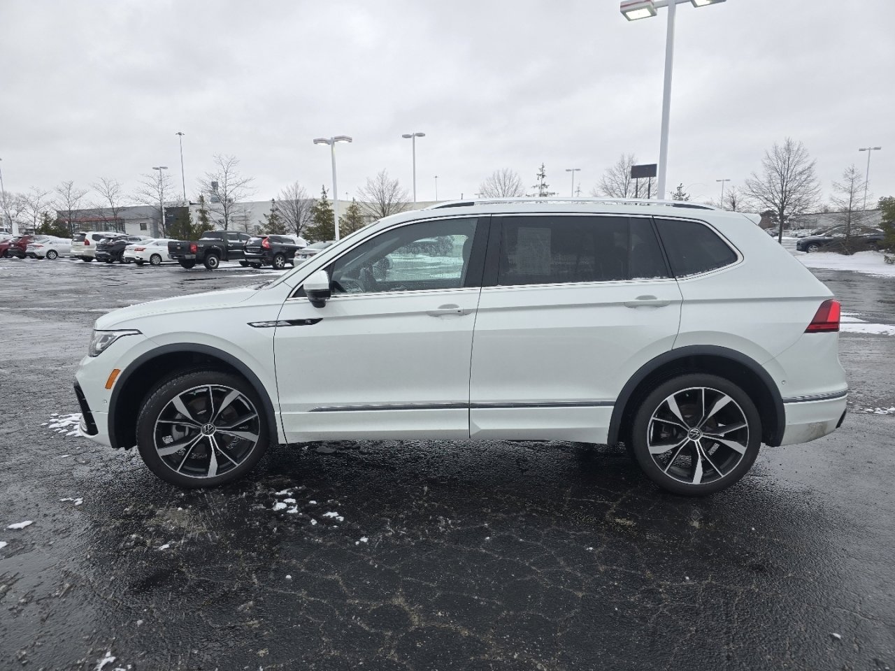 Used 2022 Volkswagen Tiguan SEL R-Line image 4