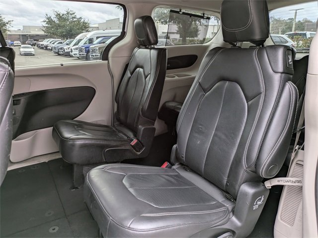 Used 2022 Chrysler Pacifica Touring-L w/ Uconnect Theater Family Group image 10