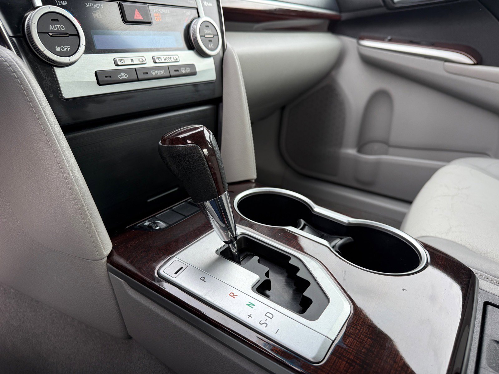 Used 2013 Toyota Camry XLE w/ Leather Pkg image 31