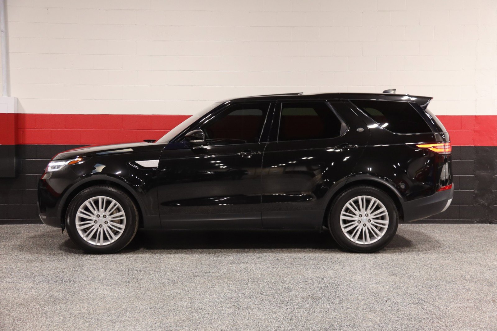 Used 2020 Land Rover Discovery HSE image 23