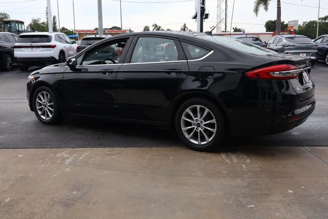 Used 2017 Ford Fusion SE FWD image 6