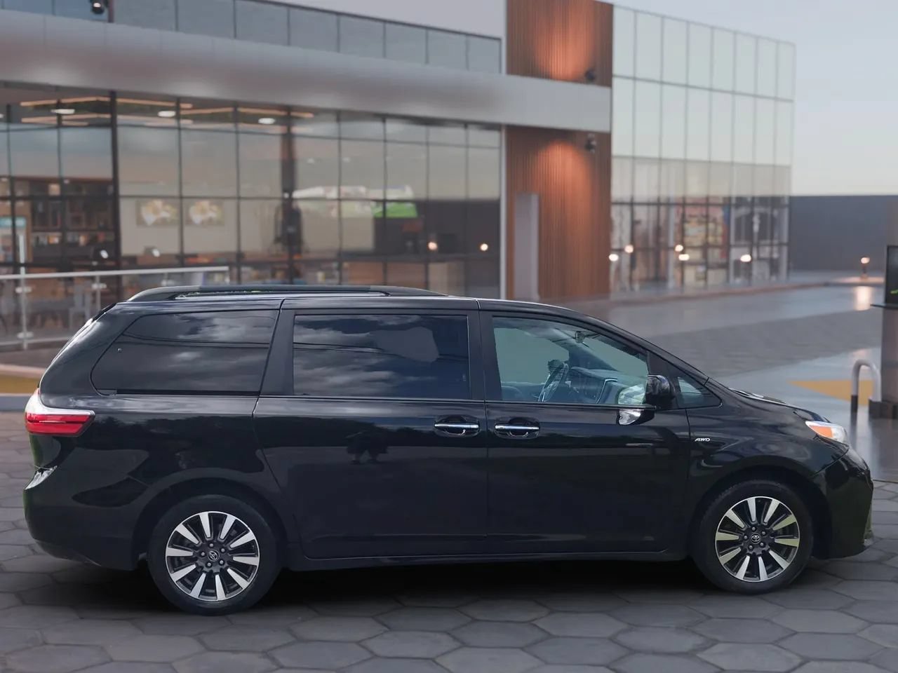 Used 2019 Toyota Sienna XLE AWD/4WD image 11