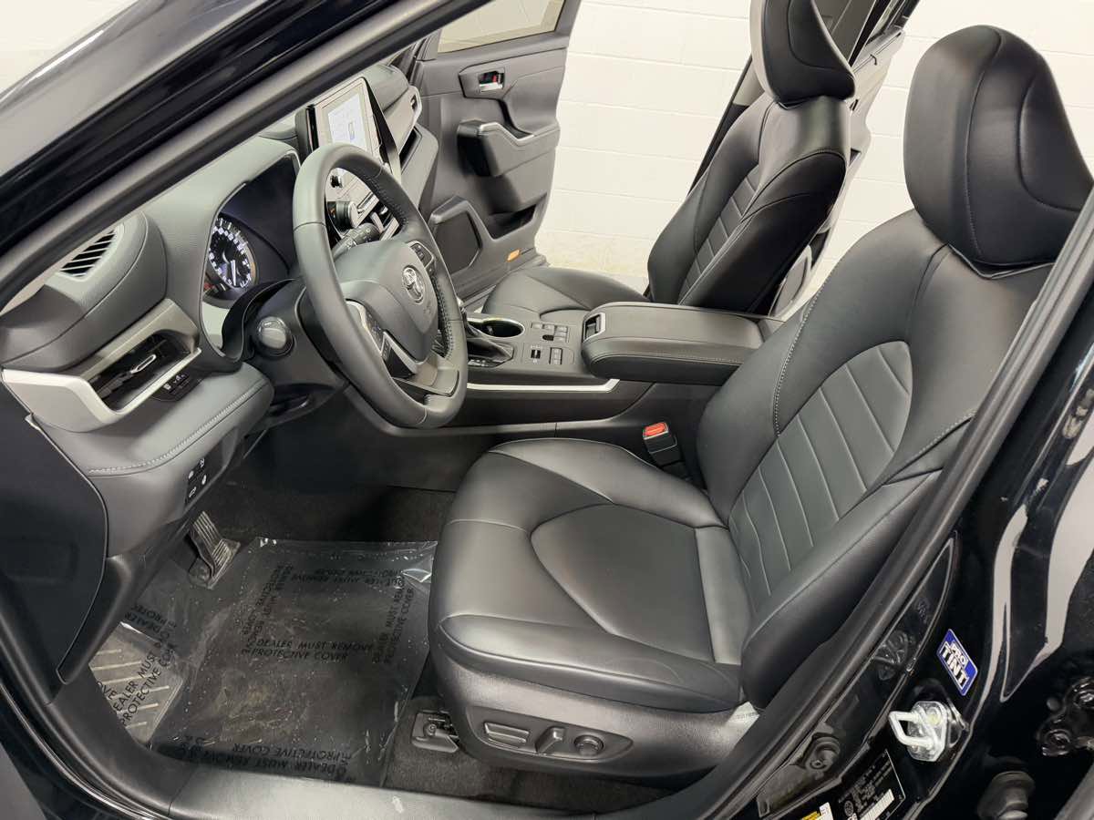Used 2024 Toyota Highlander XLE image 11