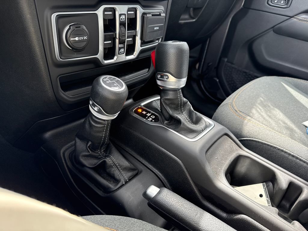Used 2025 Jeep Wrangler Unlimited Sahara AWD/4WD image 17