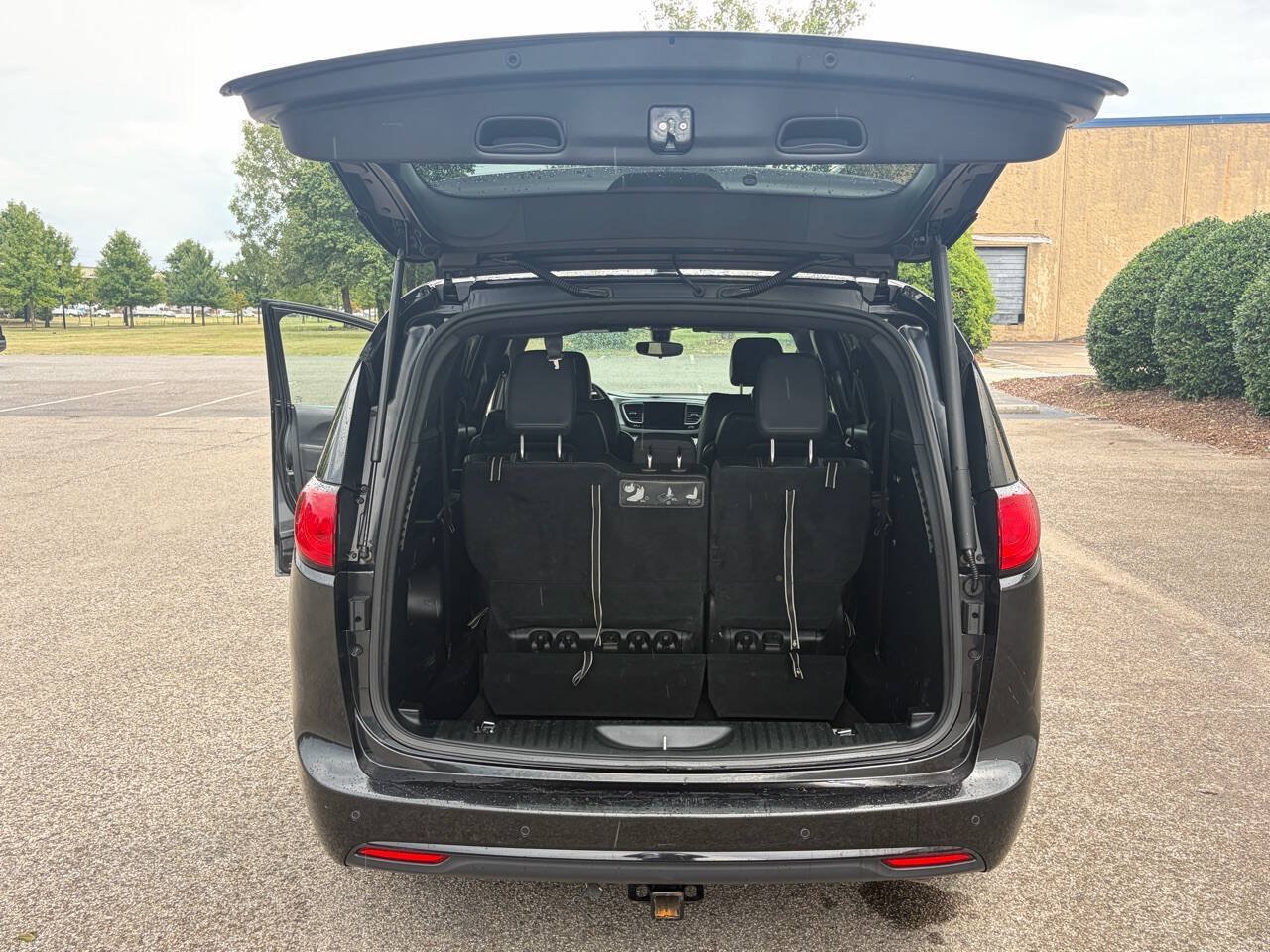 Used 2018 Chrysler Pacifica Touring-L w/ Premium Audio Group FWD image 15
