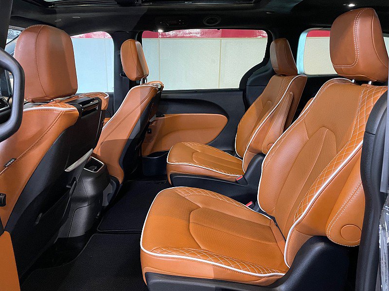 Used 2025 Chrysler Pacifica Pinnacle FWD image 31