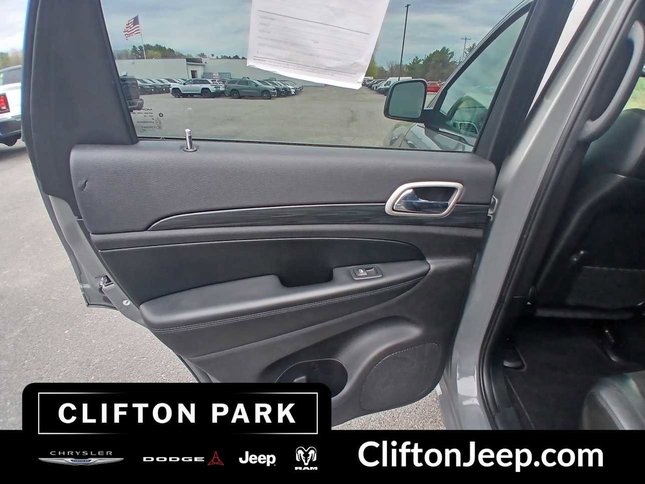Used 2020 Jeep Grand Cherokee Altitude AWD/4WD image 12