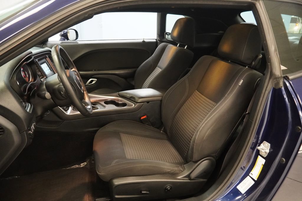 Used 2015 Dodge Challenger SXT RWD image 4