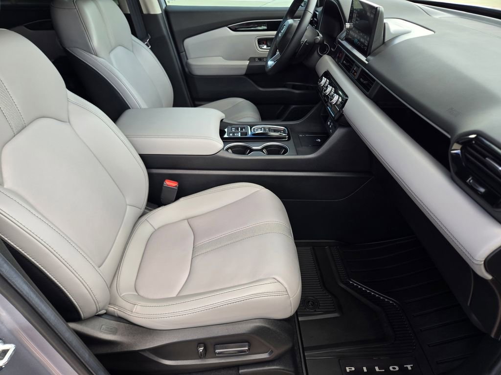 Certified 2025 Honda Pilot Touring image 17