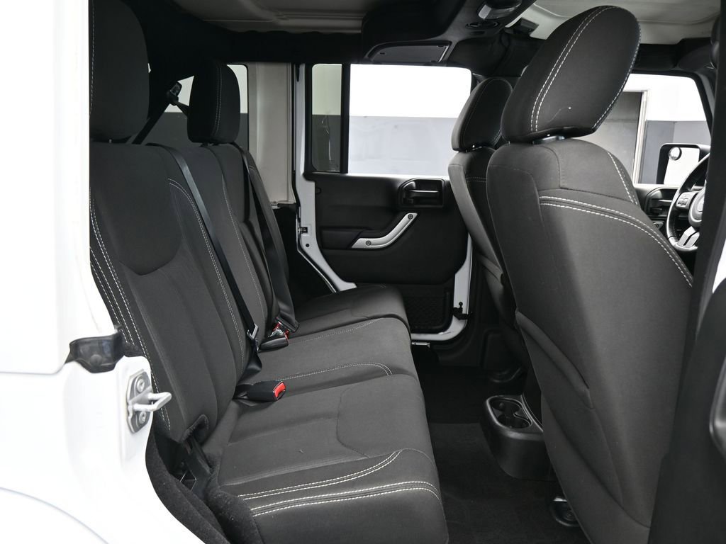 Used 2018 Jeep Wrangler Unlimited Sahara w/ Connectivity Group image 37