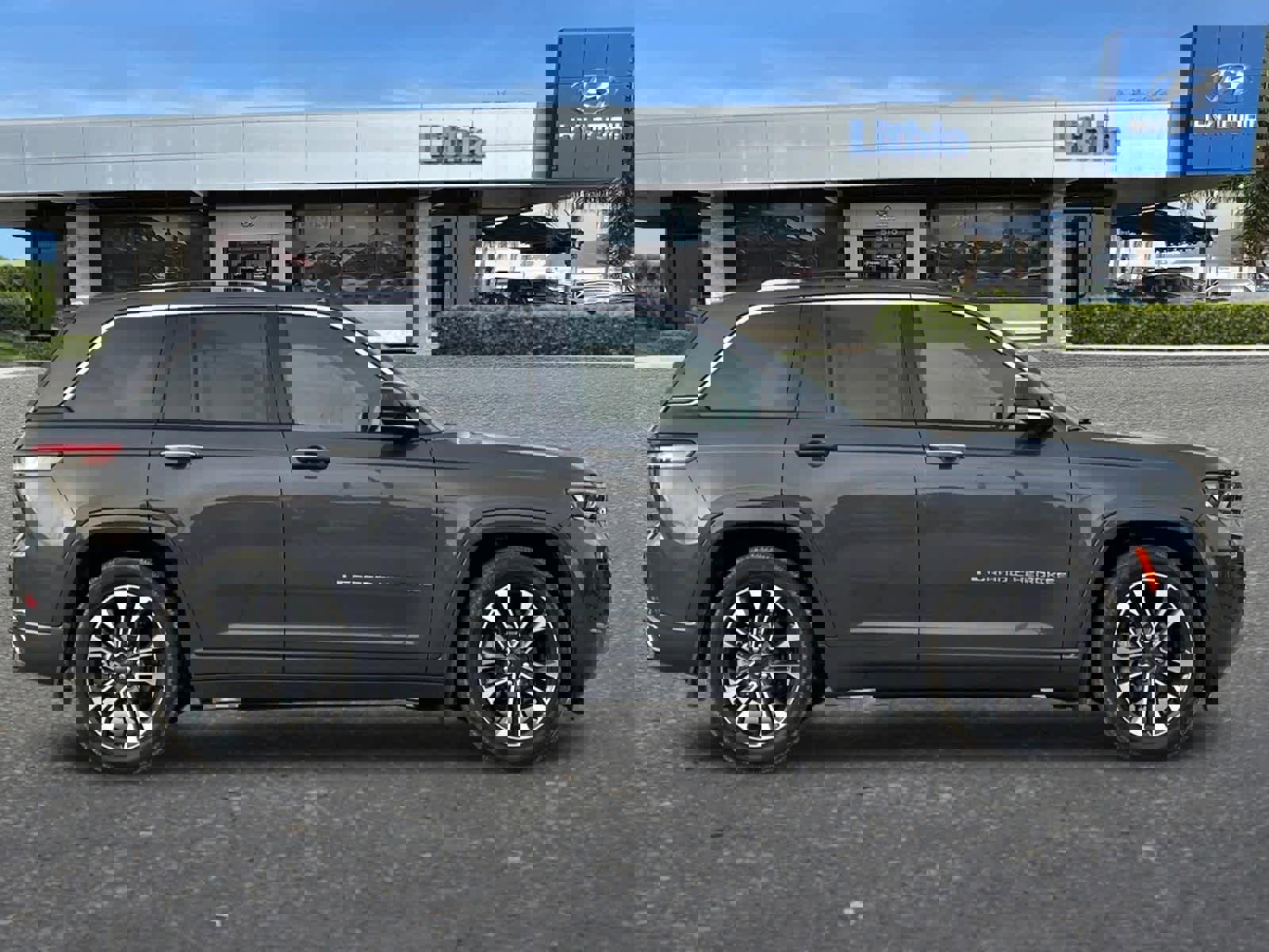 Used 2024 Jeep Grand Cherokee Overland w/ Trailer Tow Package image 8