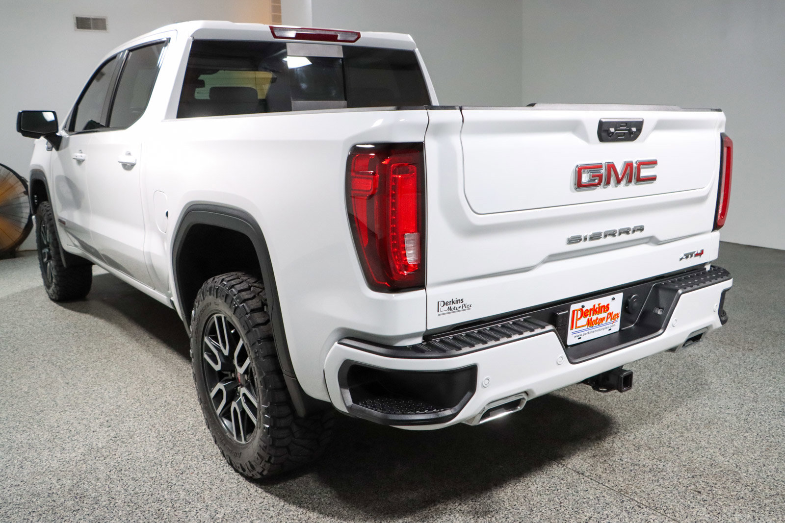 Used 2025 GMC Sierra 1500 AT4 w/ AT4 Preferred Package AWD/4WD image 9