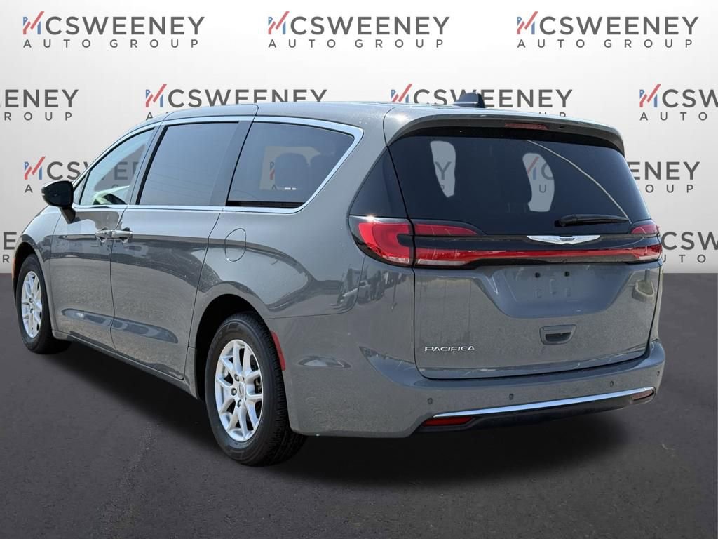 Used 2023 Chrysler Pacifica Touring-L FWD image 3