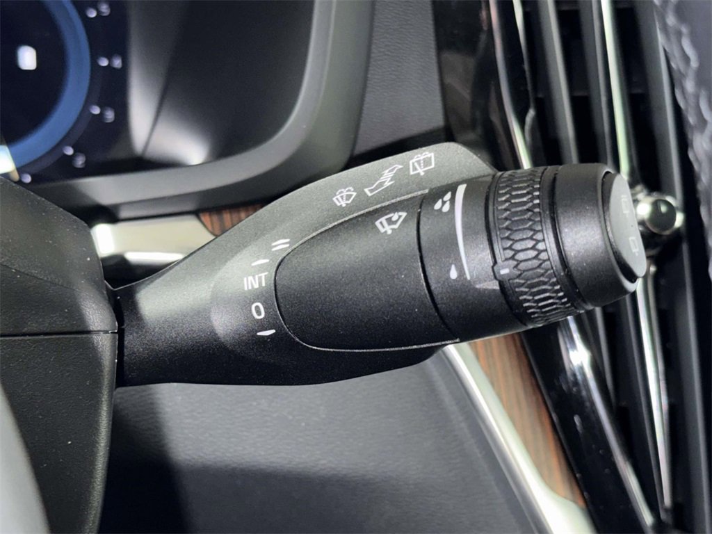 Used 2025 Volvo V60 B5 Cross Country Plus image 29