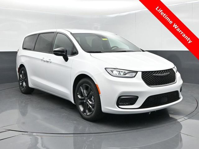 New 2026 Chrysler Pacifica Select