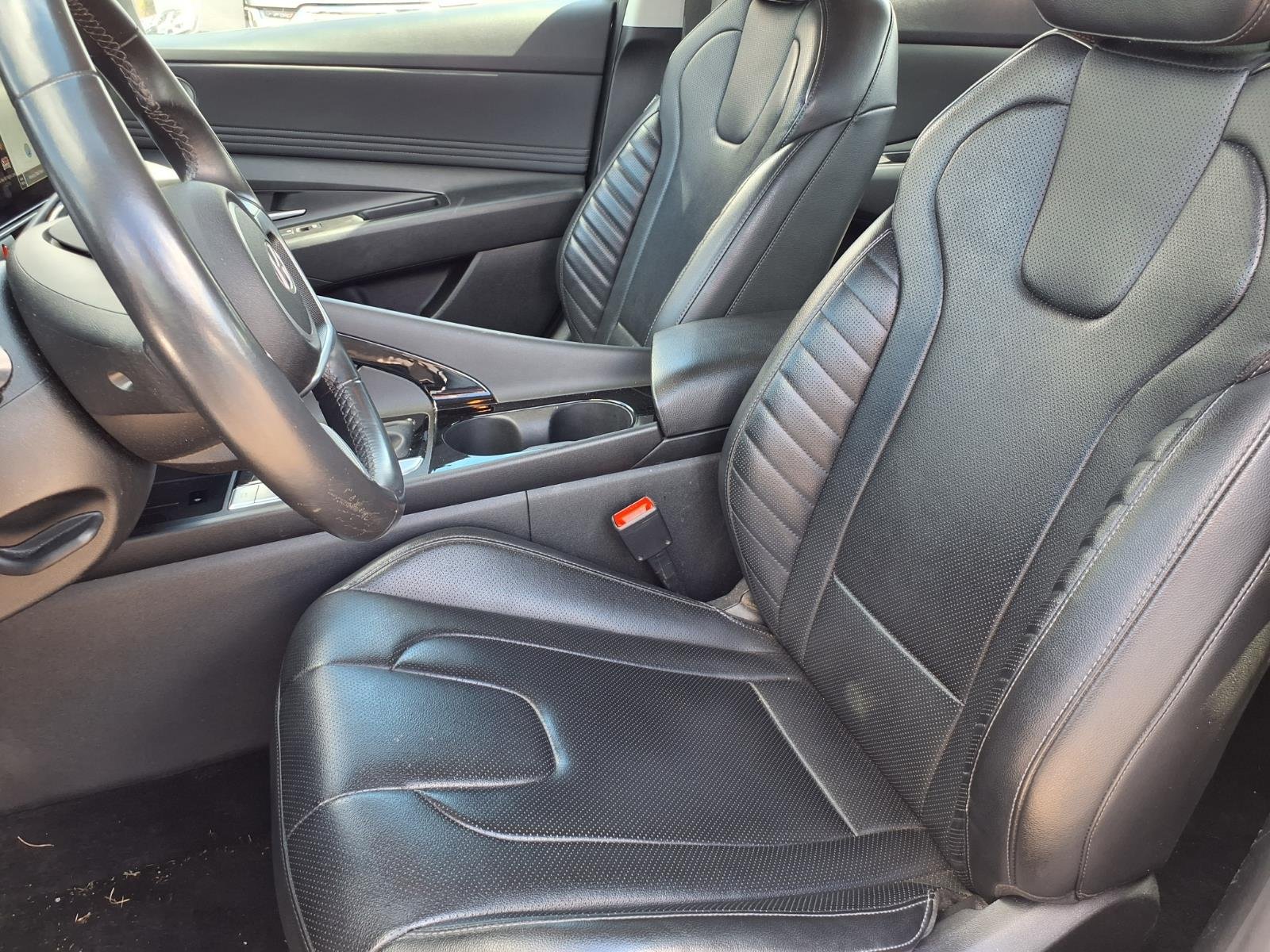 Used 2025 Hyundai Elantra Limited FWD image 3