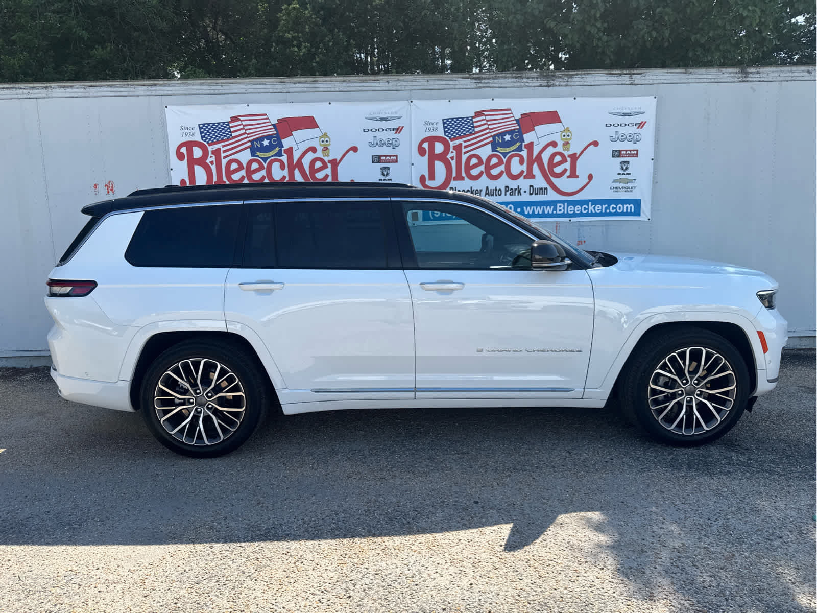 Used 2025 Jeep Grand Cherokee L Summit AWD/4WD image 2