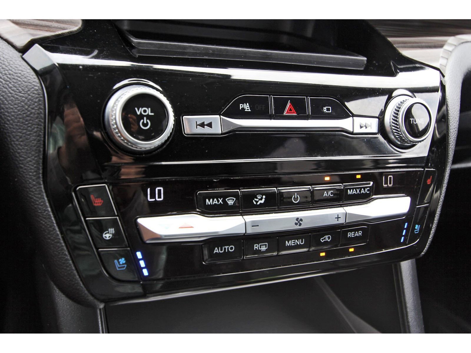 Used 2021 Ford Explorer Limited w/ Equipment Group 301A AWD/4WD image 24