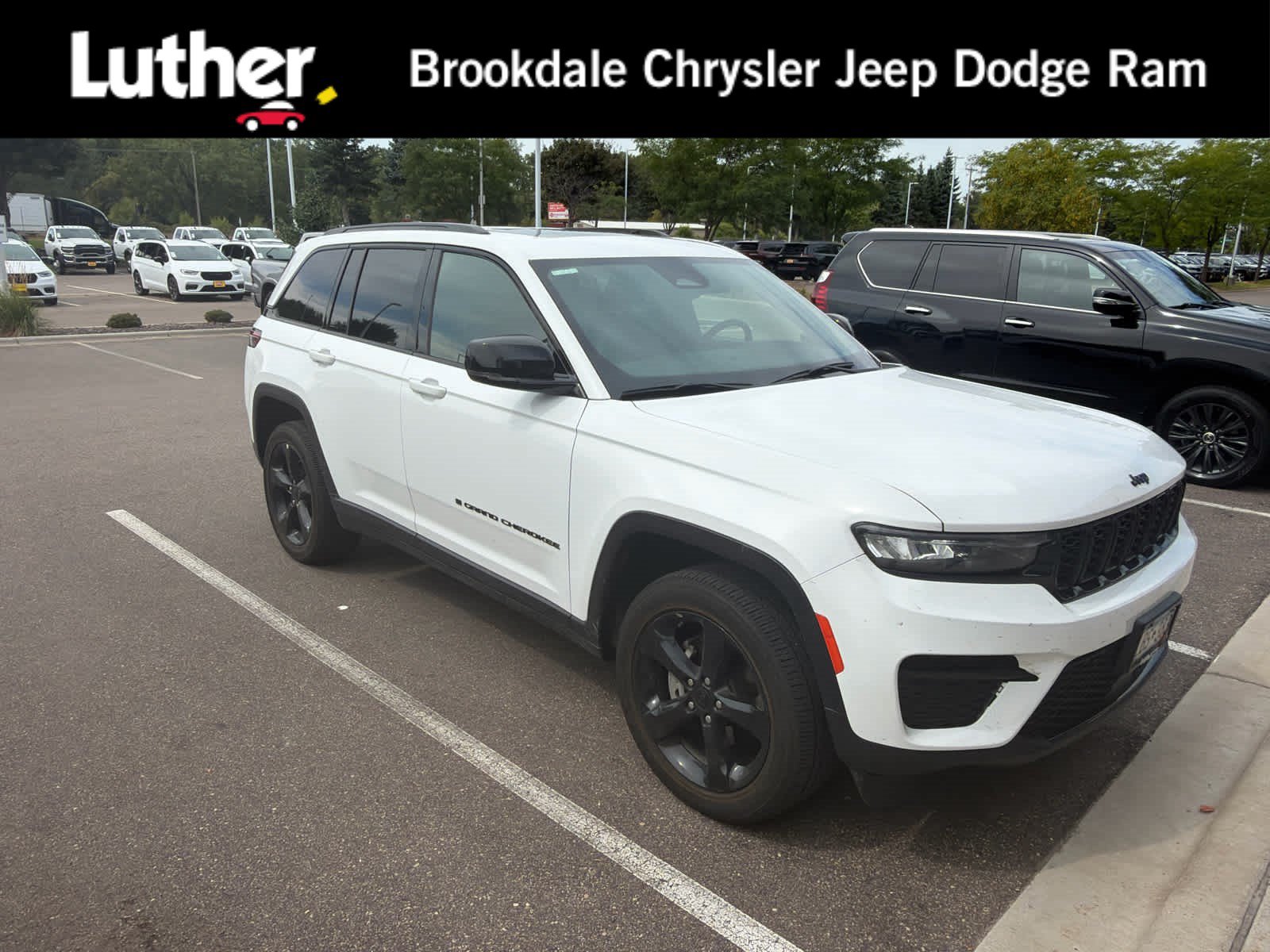 Used 2023 Jeep Grand Cherokee Altitude AWD/4WD image 1