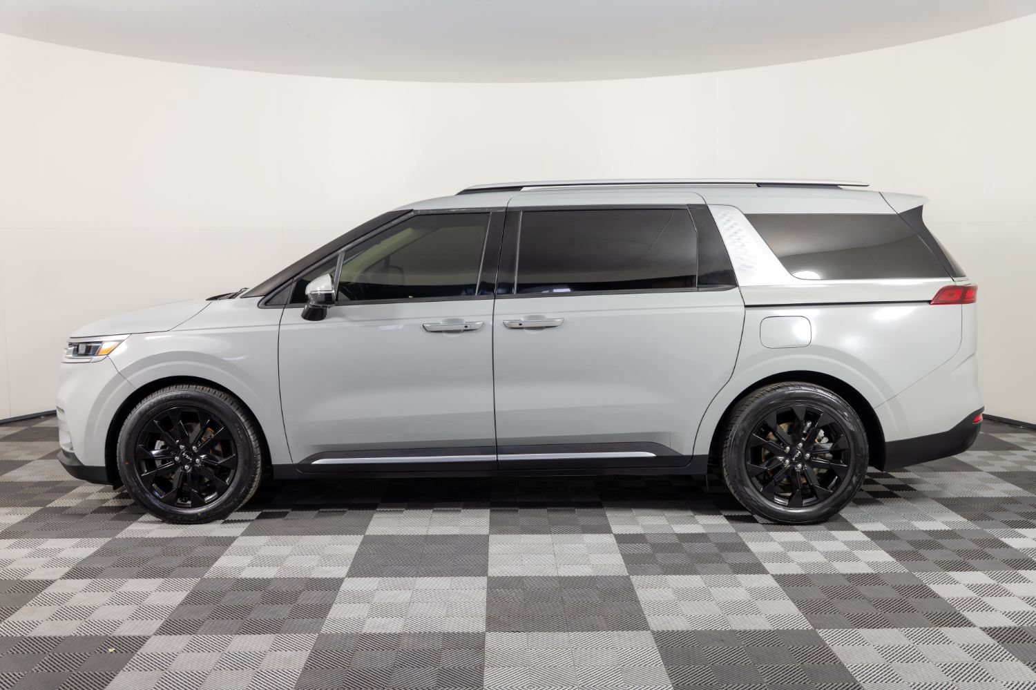 Used 2022 Kia Carnival SX FWD image 3