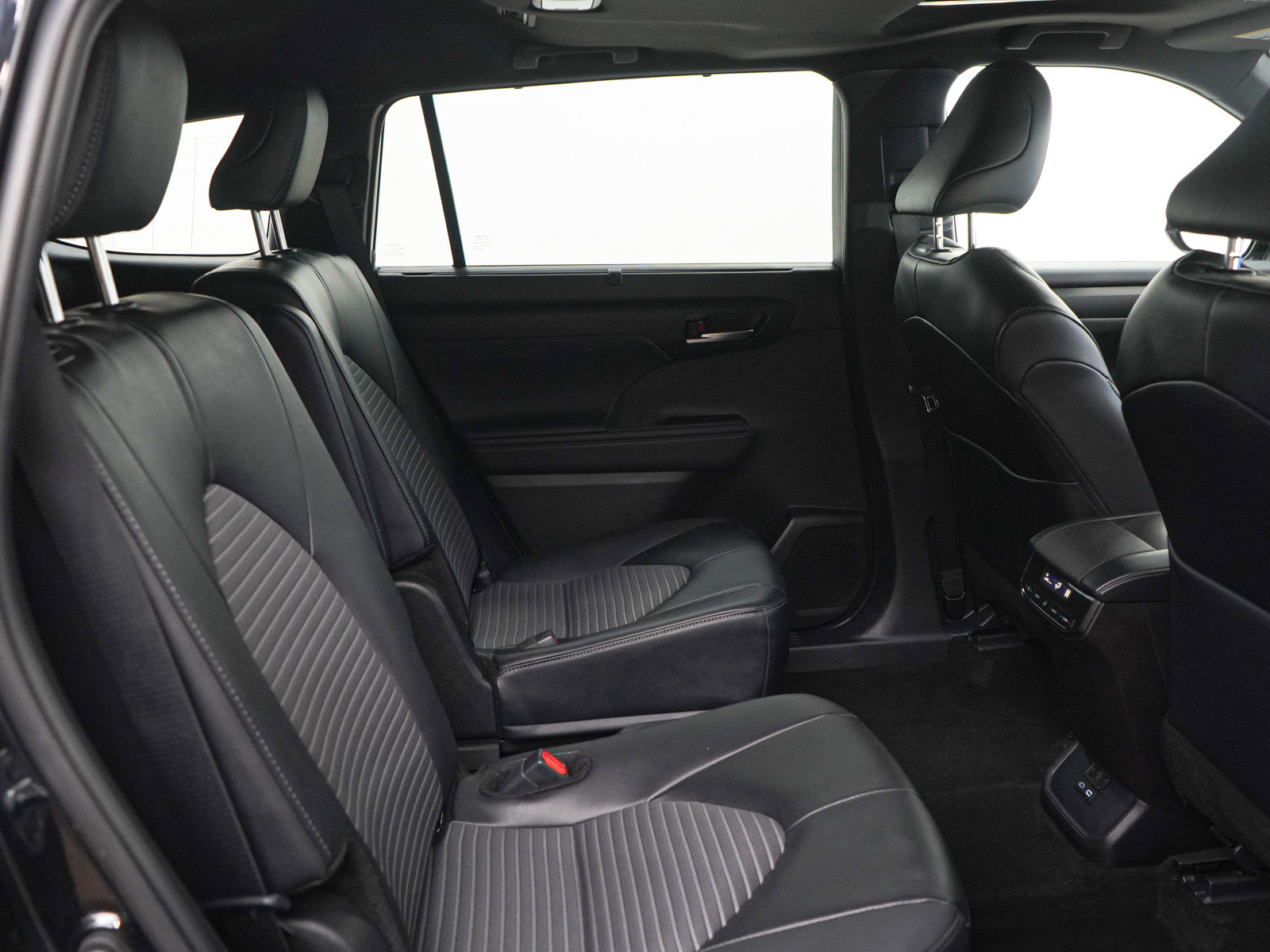 Used 2025 Toyota Highlander XSE image 12