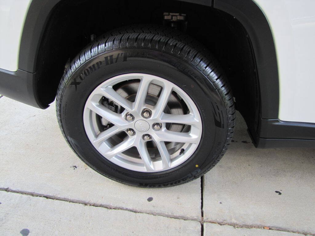 Used 2023 Jeep Grand Cherokee L Laredo RWD image 26