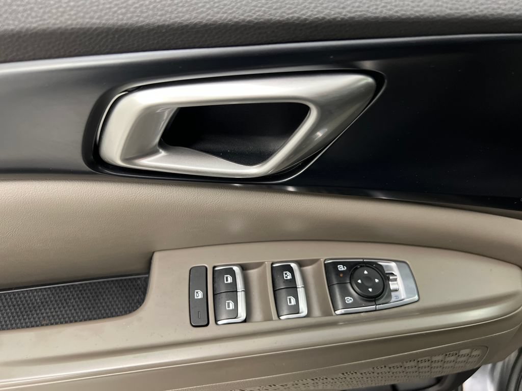 Used 2025 Kia Carnival FWD image 16