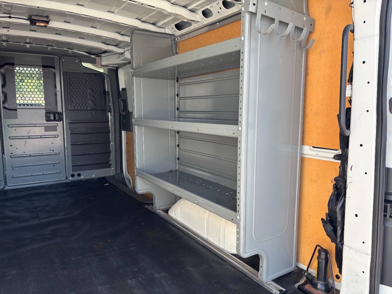 Used 2017 Nissan NV 2500 SV w/ Technology Package RWD image 14