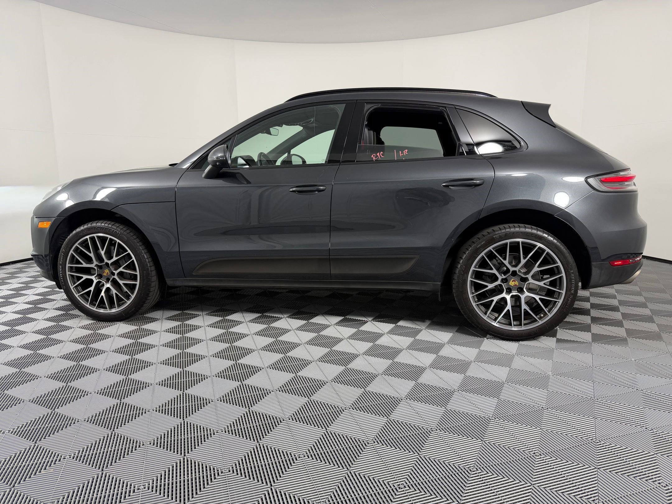 Certified 2021 Porsche Macan S image 2