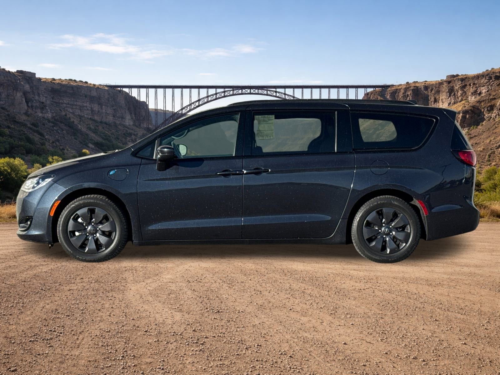 Used 2020 Chrysler Pacifica Touring-L w/ S Appearance Package image 6