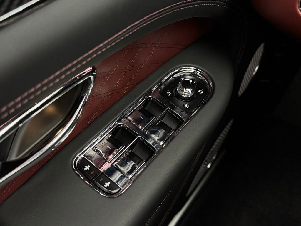Used 2025 Bentley Bentayga image 12