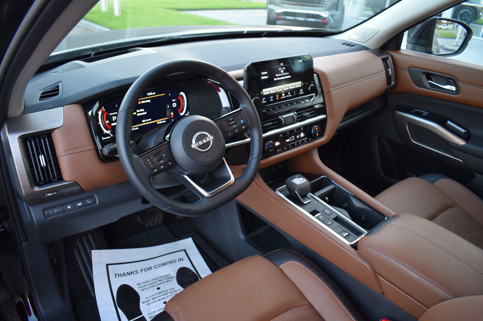 Used 2025 Nissan Pathfinder Platinum w/ Black Appearance Package FWD image 32