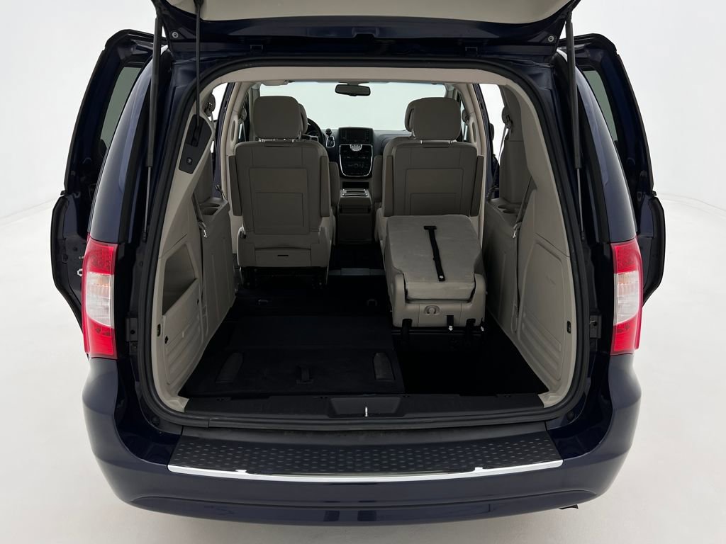 Used 2015 Chrysler Town & Country Touring image 25