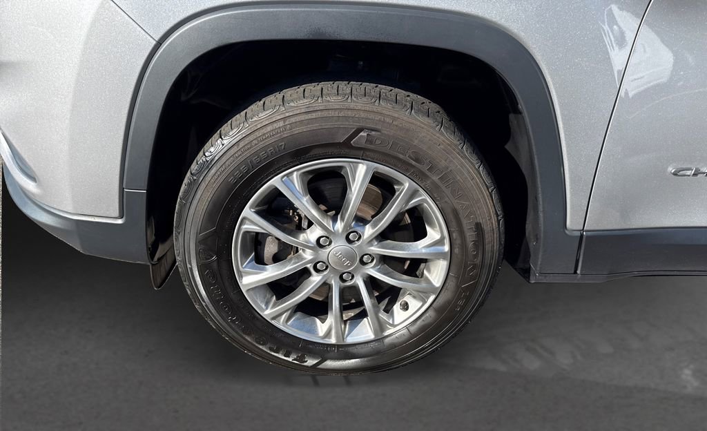 Used 2019 Jeep Cherokee Latitude Plus w/ Cold Weather Group image 11