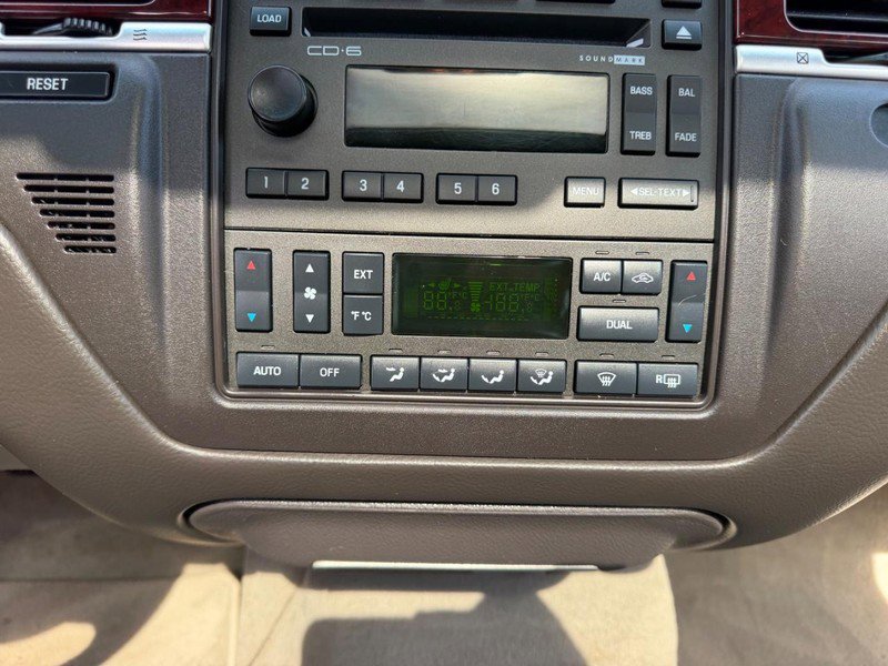 Used 2005 Lincoln Town Car Signature Limited image 15