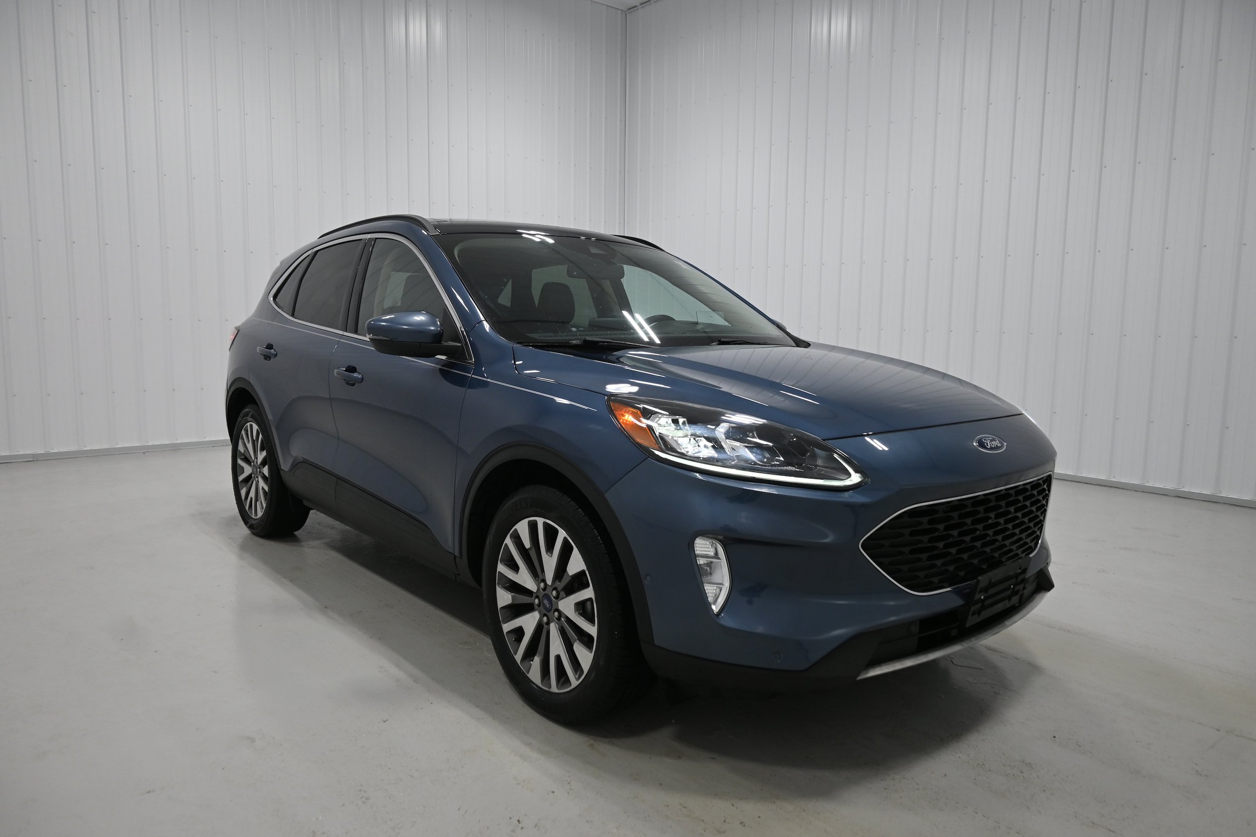 Used 2020 Ford Escape Titanium w/ Titanium Premium Package 2.0 AWD/4WD image 3