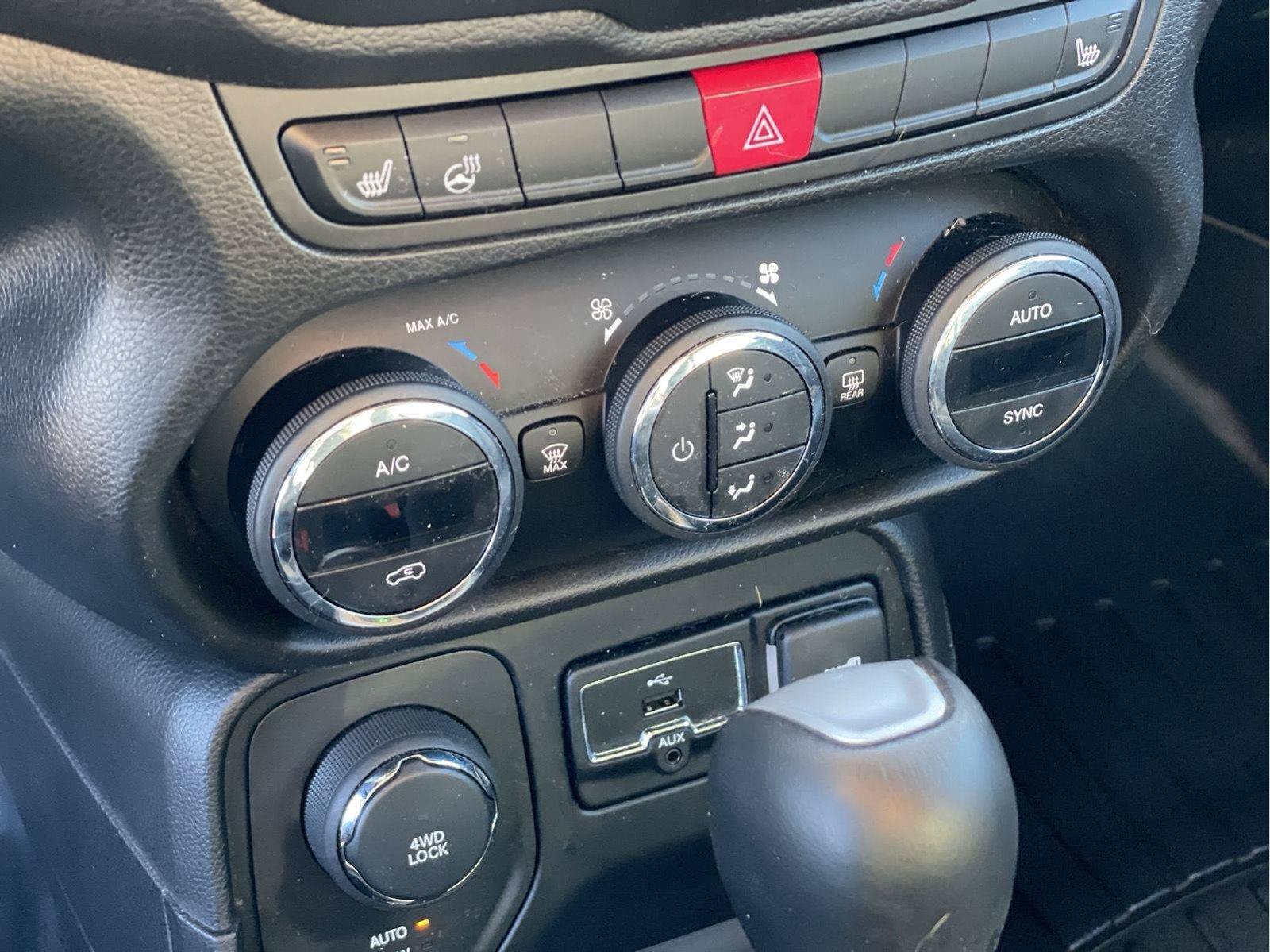 Used 2015 Jeep Renegade Limited AWD/4WD image 31