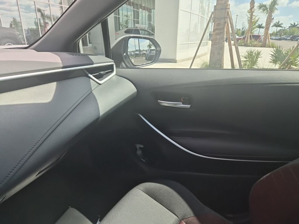 Used 2025 Toyota Corolla SE w/ SE Premium Package image 11