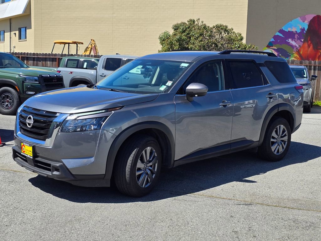 Used 2025 Nissan Pathfinder SV image 2