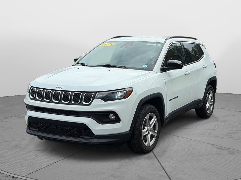 Used 2023 Jeep Compass Latitude AWD/4WD image 3