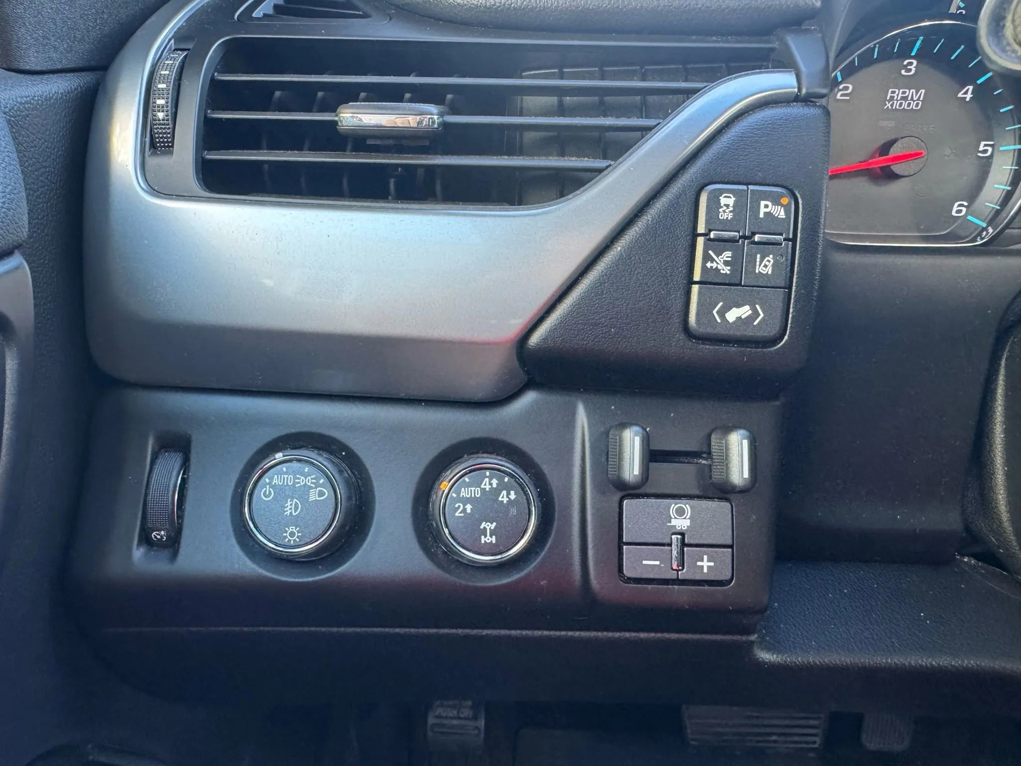 Used 2015 Chevrolet Suburban LTZ image 30