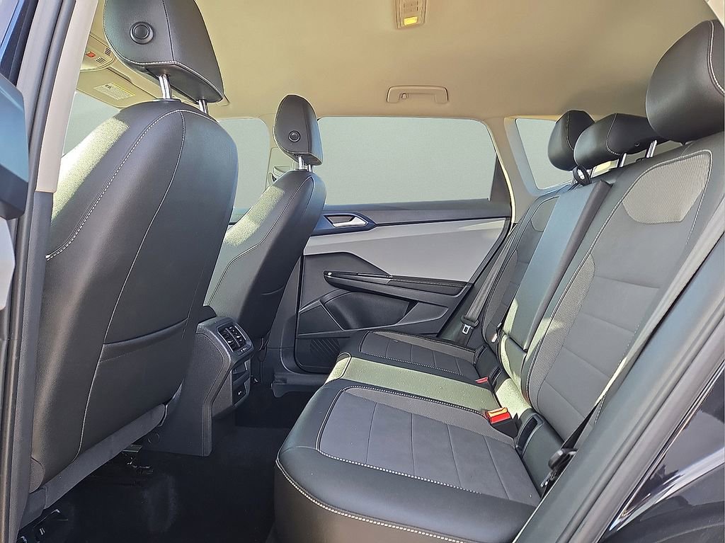 Used 2024 Volkswagen Taos SE image 14