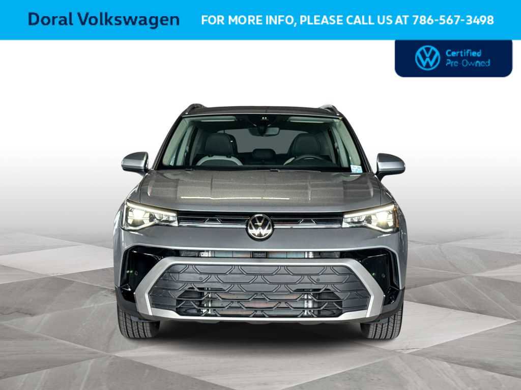 Used 2025 Volkswagen Taos SE FWD image 3